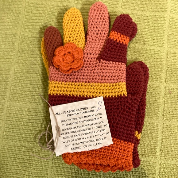 Accessories - NWT multicolored all season gloves, size small